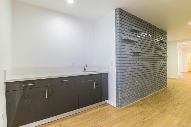 Building Photo - 621 N Bedford Dr