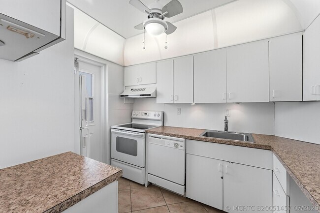 Building Photo - 1427 E Hillsboro Blvd