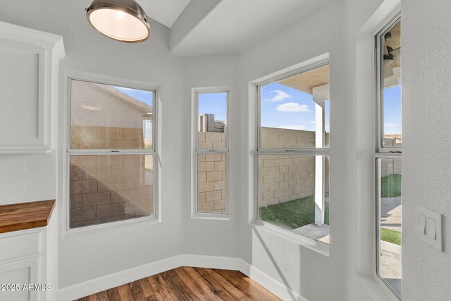 Building Photo - 8406 W Dahlia Dr