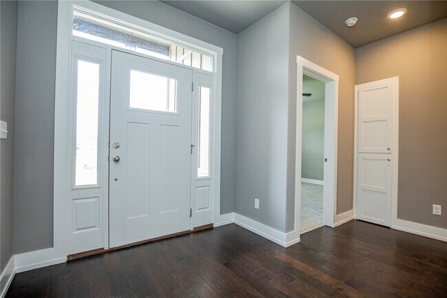 Building Photo - 2659 N Justin Dr