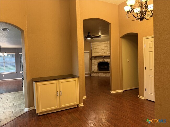 Building Photo - 621 S Roy Reynolds Dr