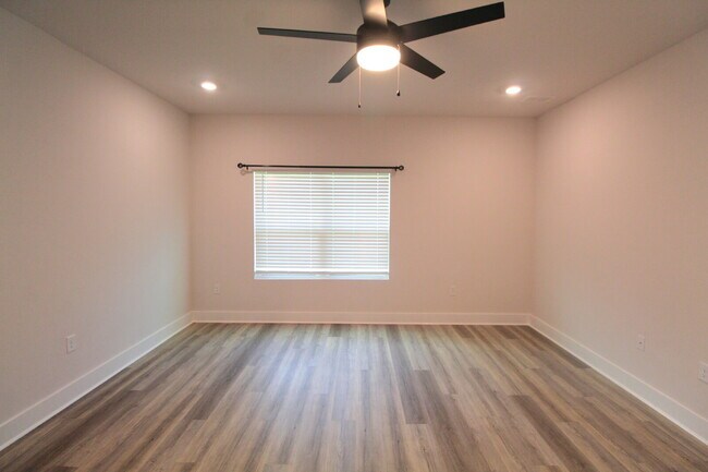 Building Photo - Modern 4BR Home in Reserve at Brookhaven with Quartz Kitchen, Smart Home Features & Open Floor Plan