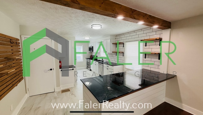 Building Photo - Show-stopping rental available!