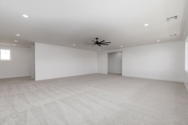 Building Photo - Stunning 5 bed 4 bath with RV Garage