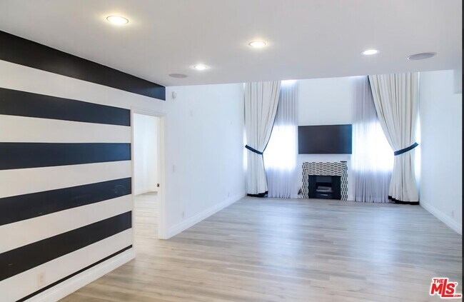 Building Photo - 1227 Granville Ave