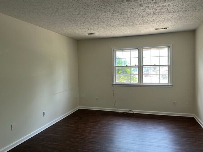 Building Photo - Updated 2 bedroom, 1 bath apartment with w...