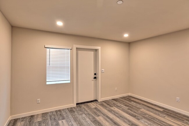 Building Photo - Brand New Luxury Townhomes - Avail Nov 1st!