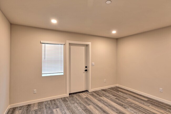 Building Photo - Brand New Luxury Townhomes
