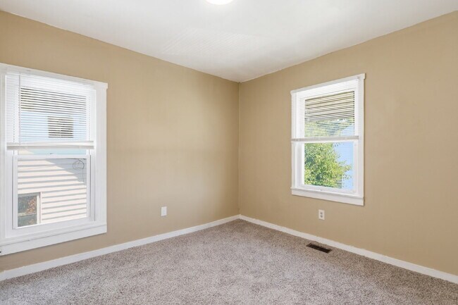Building Photo - This well-maintained 4-bedroom, 2-bath duplex offers a spacious layout with all the comforts of h...