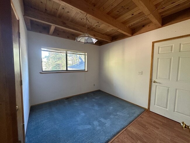 Building Photo - Great End Of Street location -  3 bedroom,...