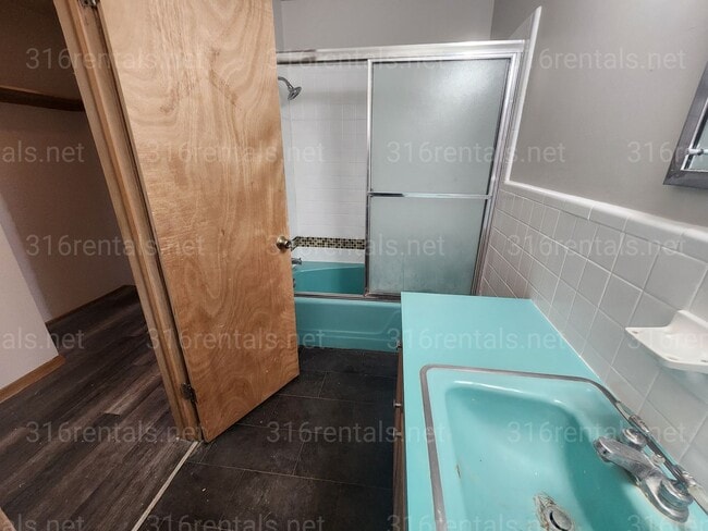 Building Photo - $1,599- 4 bedroom/ 2 bathroom Single Family Home