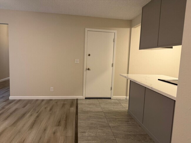 Building Photo - 5417 E Knoll Dr