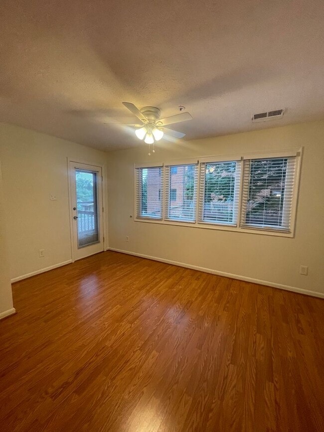 Building Photo - VERY SPACIOUS CONDO ON 3RD FLOOR WITH ELEV...