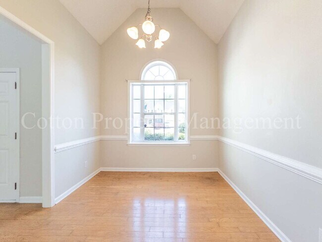 Building Photo - 448 Vallie Ln