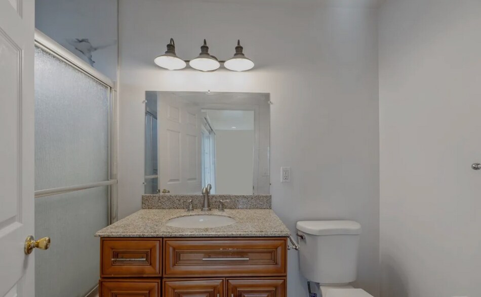 Building Photo - 2020 Hillcrest Dr