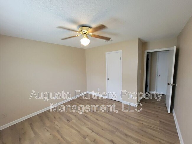 Building Photo - 207 Flores Ln