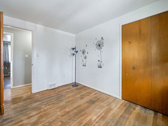 Building Photo - AVAILABLE NOW! Spacious and Inviting Westland Home!