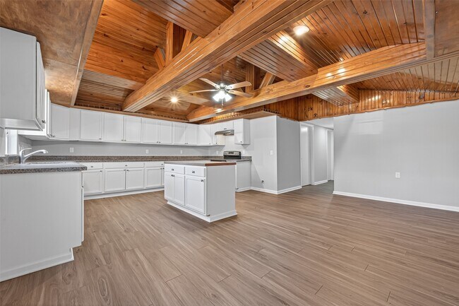 Building Photo - 1305 St Lawrence River Rd