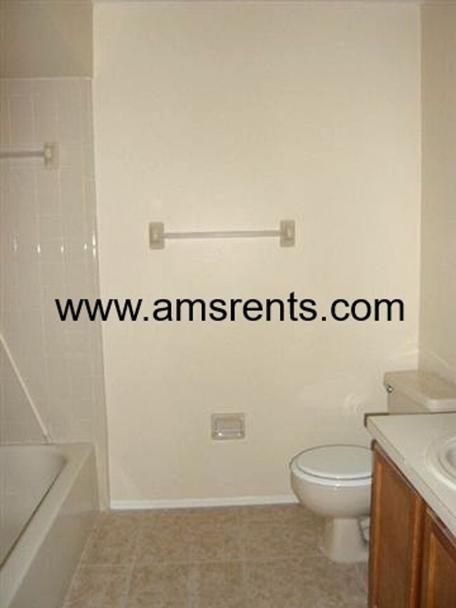 Building Photo - 3 bedroom Townhouse in Orlando