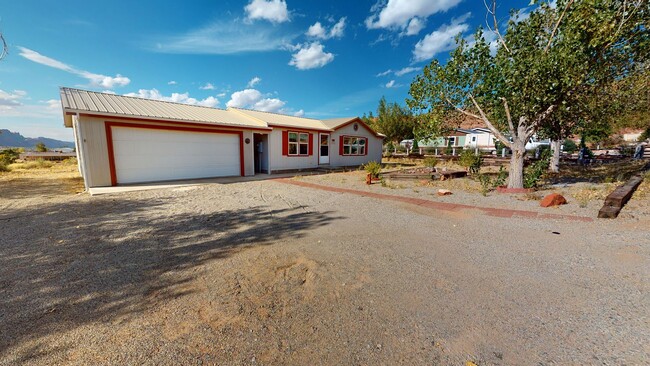 Building Photo - Unfurnished 2 bedroom home with large yard