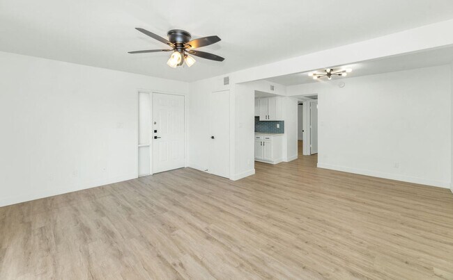 Building Photo - 2 Bed 2 Bath, Updated Apartment