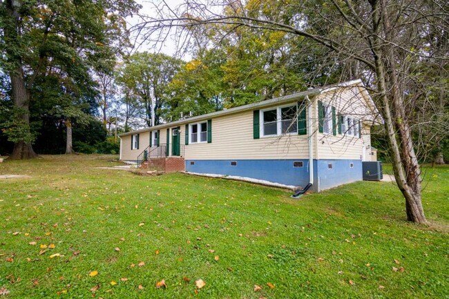 Building Photo - 3405 Pebble Dr