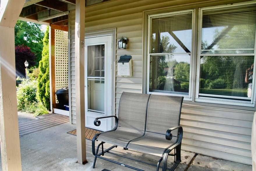 Building Photo - 285 East Side