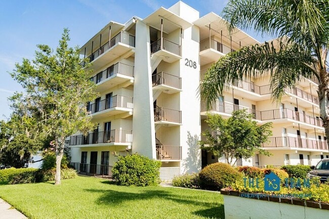 Building Photo - 208 Lake Howard Dr SW