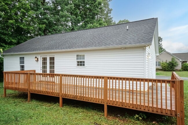 Building Photo - Charming 3 Bed/2 Bath Minutes Away From El...
