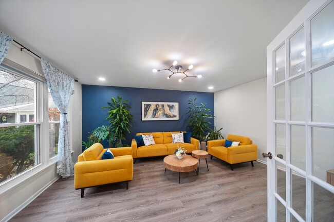 Building Photo - 8 Hampton Ct