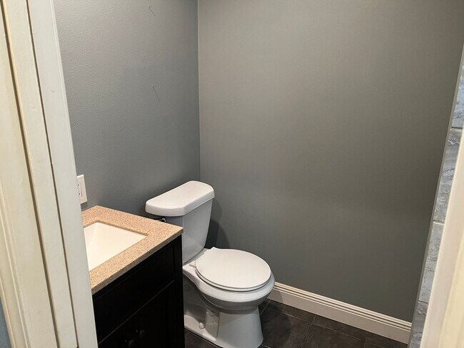 Building Photo - 2 Bed 2 Bath Cottage
