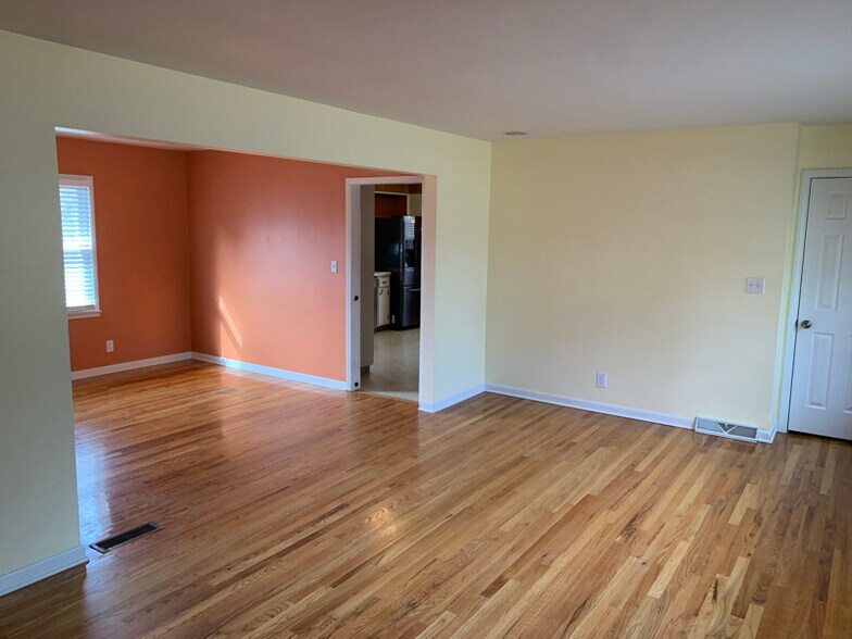 Building Photo - 624 NE 39th Terrace