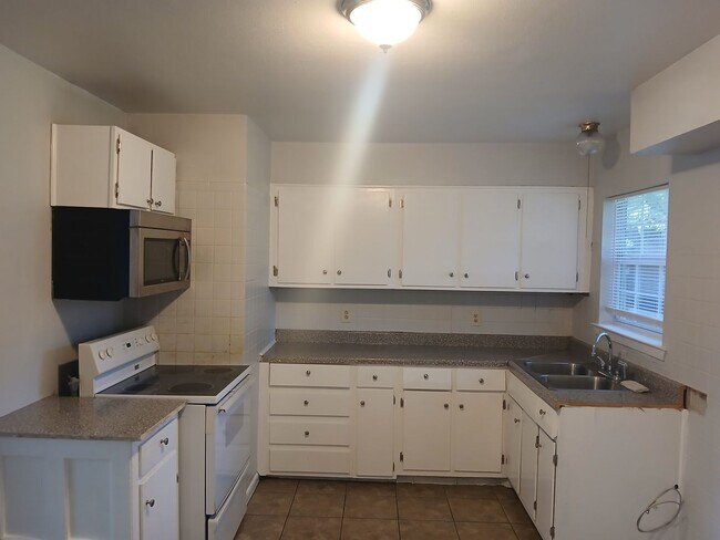 Building Photo - 4 Bedrooms and 1 Bath Near Hwy 75 and Fore...