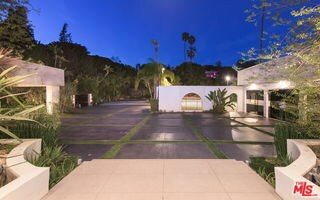 Building Photo - 900 N Hillcrest Rd