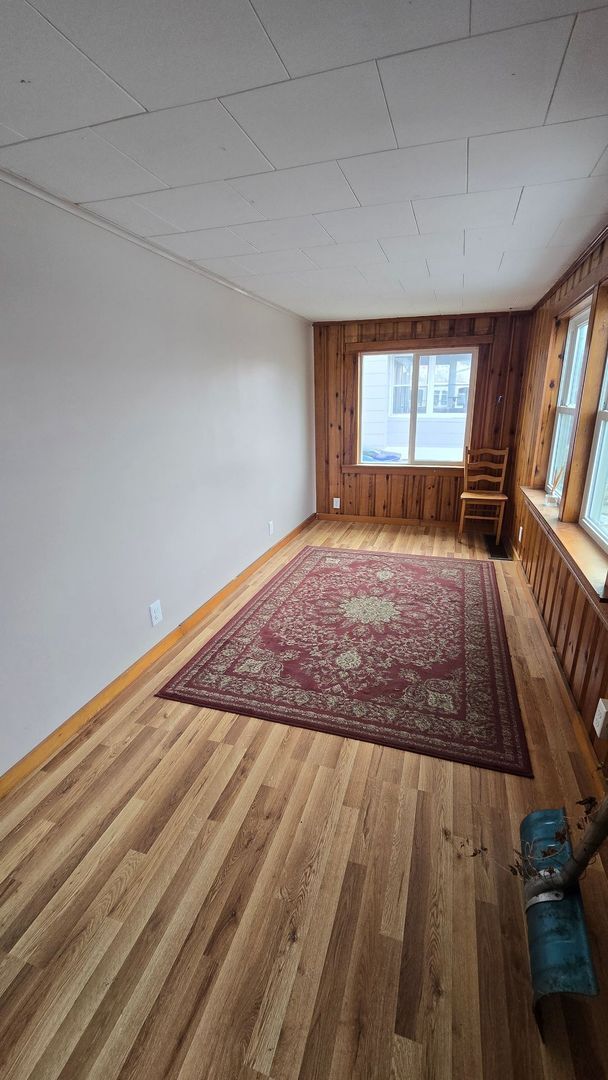 Building Photo - Spacious 2 Bedroom - 1 Bath, Enclosed porch and provided Washer/Dryer!