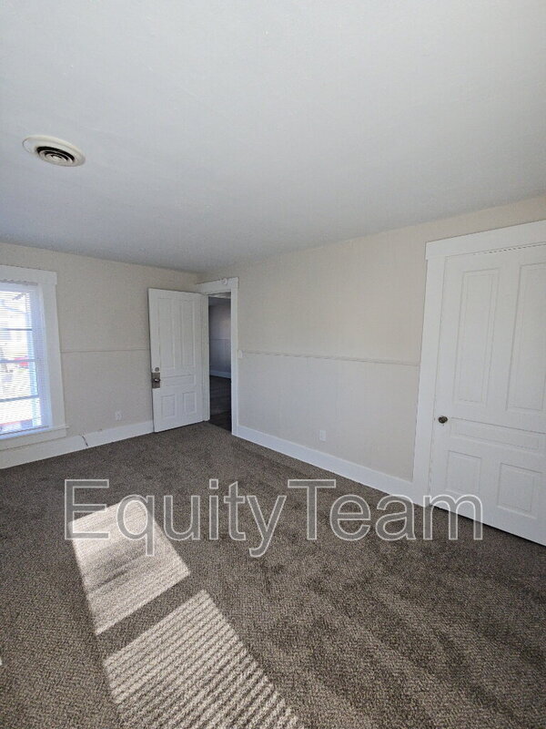 Building Photo - 128 N River St