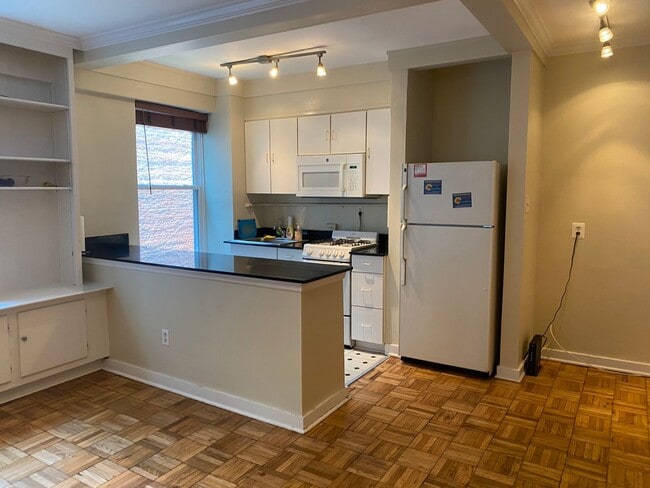 Building Photo - Charming 1 Bed 1 Bath Mid-Rise Condo In We...