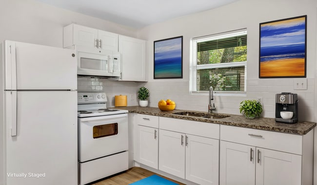 Building Photo - Cozy 1-bedroom, 1-bath duplex