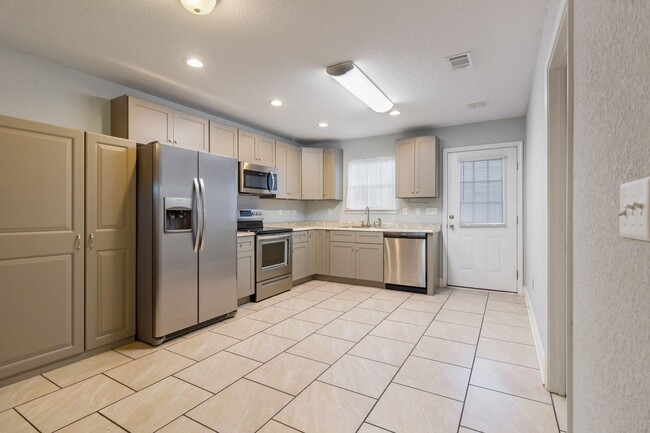 Building Photo - 515 Grand Ridge Dr