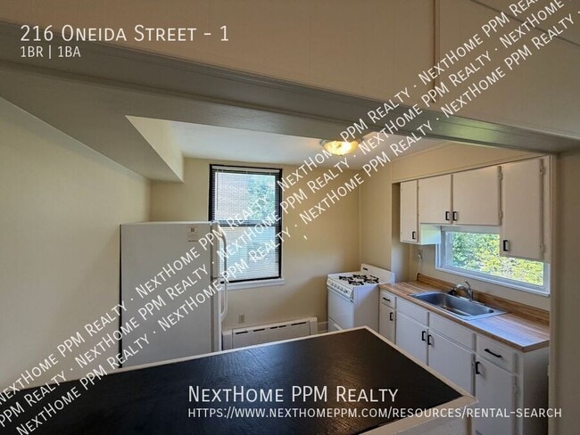 Building Photo - 216 Oneida St