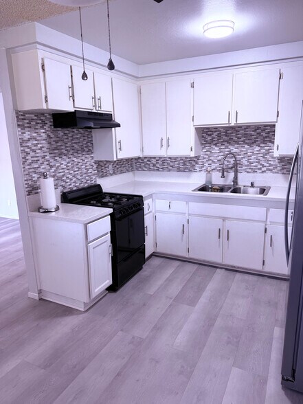 Kitchen - 4700 Clair Del Ave