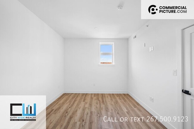 Building Photo - Great Location. Modern Two bedroom Apartment.