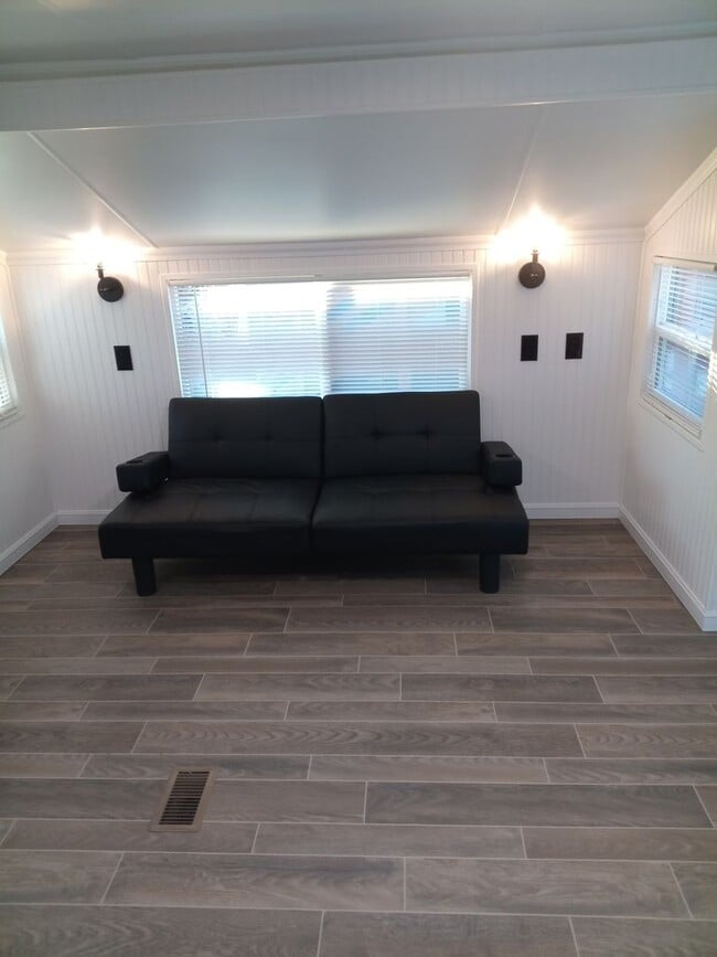 Building Photo - Private Manufactured Home!