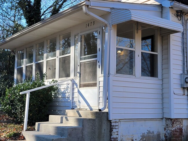 Building Photo - Southern Charm Large Sunscreen Porch- Open...