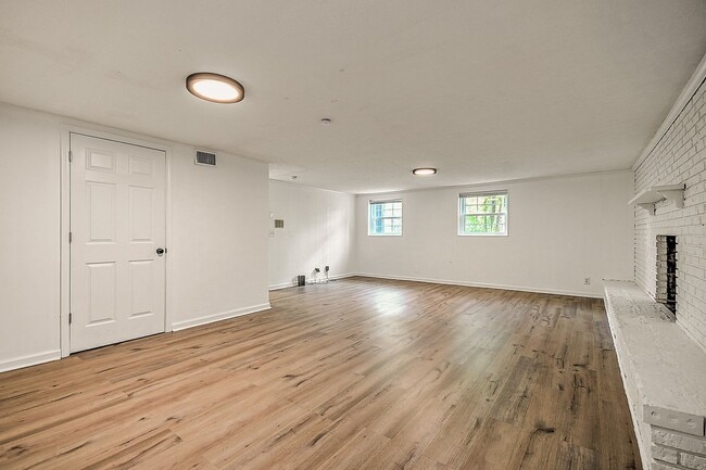 Building Photo - Beautiful split foyer home in Colonial Hei...