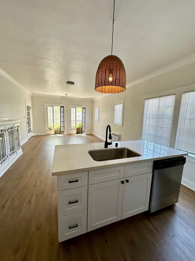 Building Photo - Nestled in the vibrant heart of Los Angeles, CA. This 2 Bedroom 2 Bath Won't Last Long!