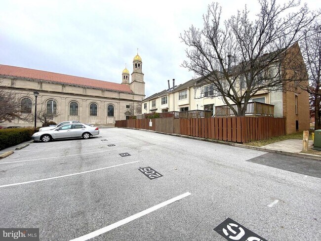 Building Photo - 1110 S Kenwood Ave