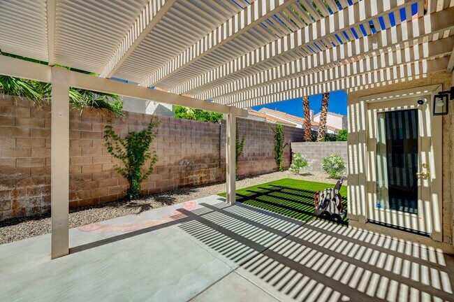 Building Photo - One-of-A-Kind 2 Story, 3 Bedroom with 3 Full Baths Home in the Heart of Summerlin!