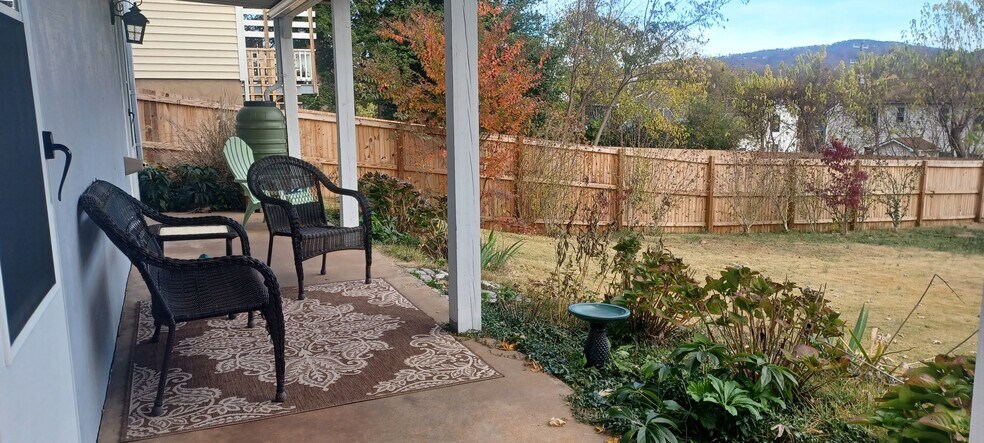 Building Photo - 402 13th ST NE