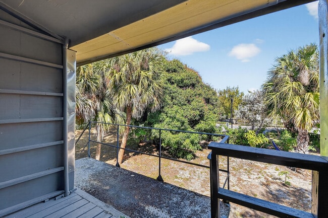 Building Photo - 635 6th St